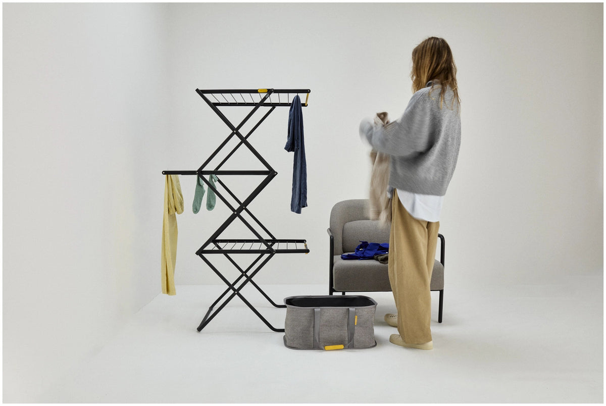 AirFrame  3-stufiger Wäscheständer in Schwarz präsentiert im Onlineshop von KAQTU Design AG. Wäscheständer ist von Joseph Joseph