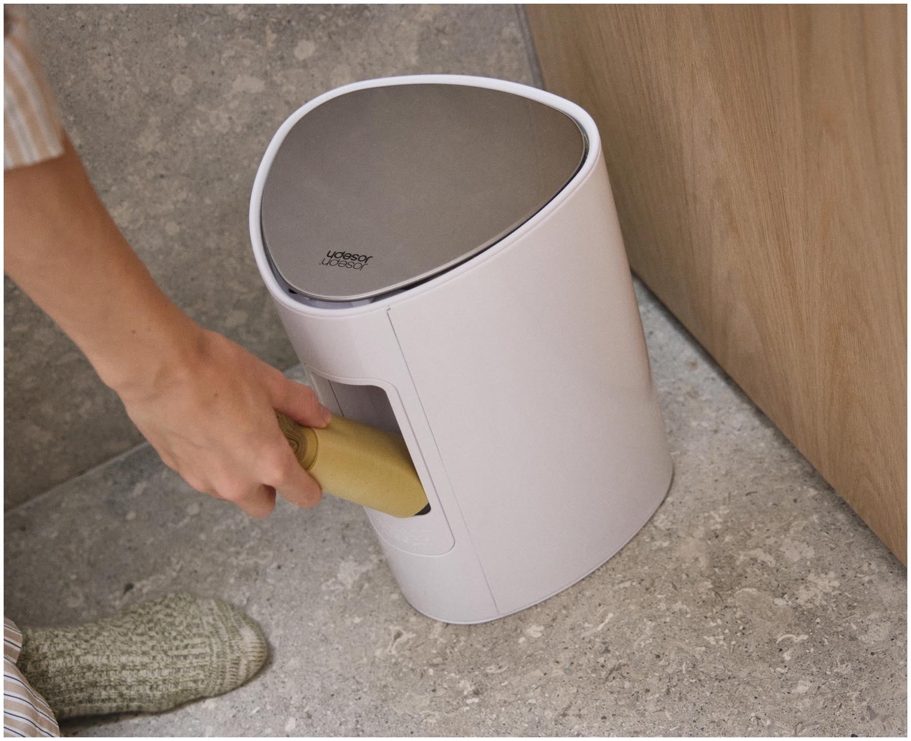 Moderner 5L Treteimer in strahlendem Weiß von Joseph Joseph, perfekt für stilvolle Badezimmer. Komfortabler Fußtrittmechanismus für einfache Handhabung.