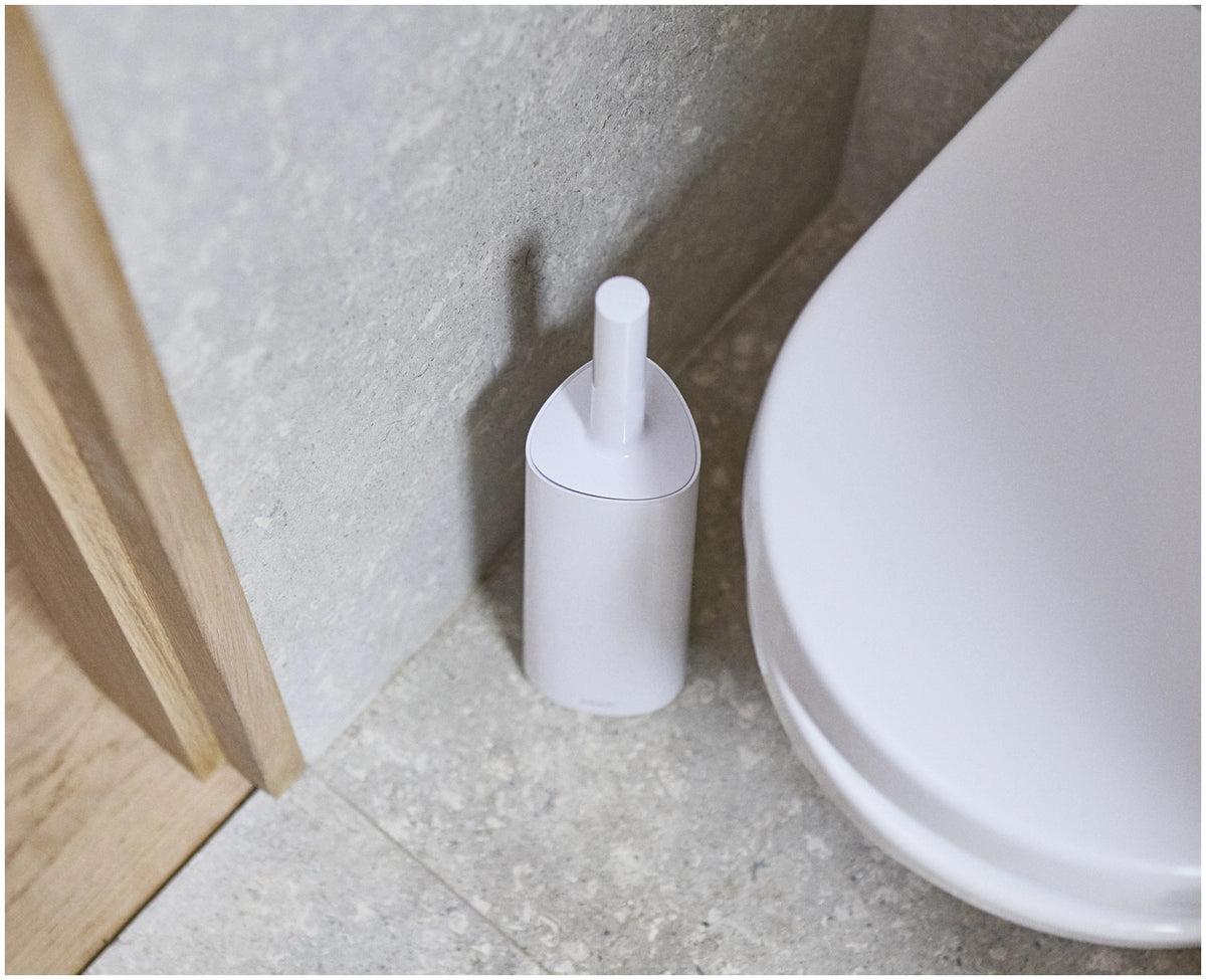 Flex 360 WC Bürste weiss in Weiss präsentiert im Onlineshop von KAQTU Design AG. Toilettenbürste ist von Joseph Joseph