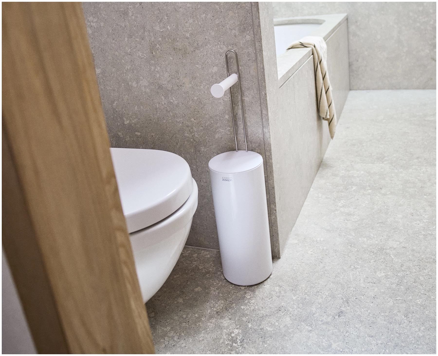 Eleganter Toilettenpapierhalter in reinem Weiß von Joseph Joseph, perfekt für ein aufgeräumtes und modernes Badezimmerdesign.