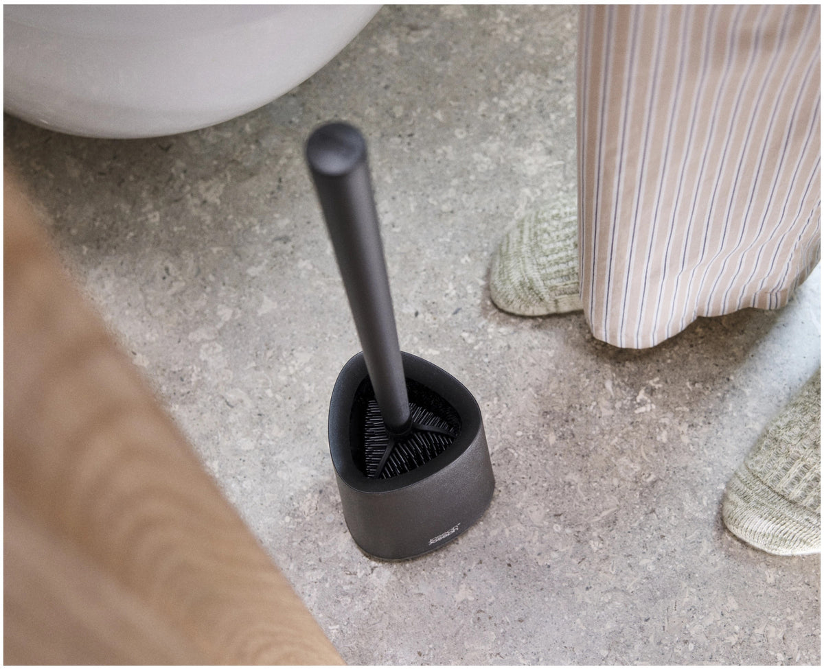 Flex 360 Lite WC Bürste schwarz in Schwarz präsentiert im Onlineshop von KAQTU Design AG. Toilettenbürste ist von Joseph Joseph