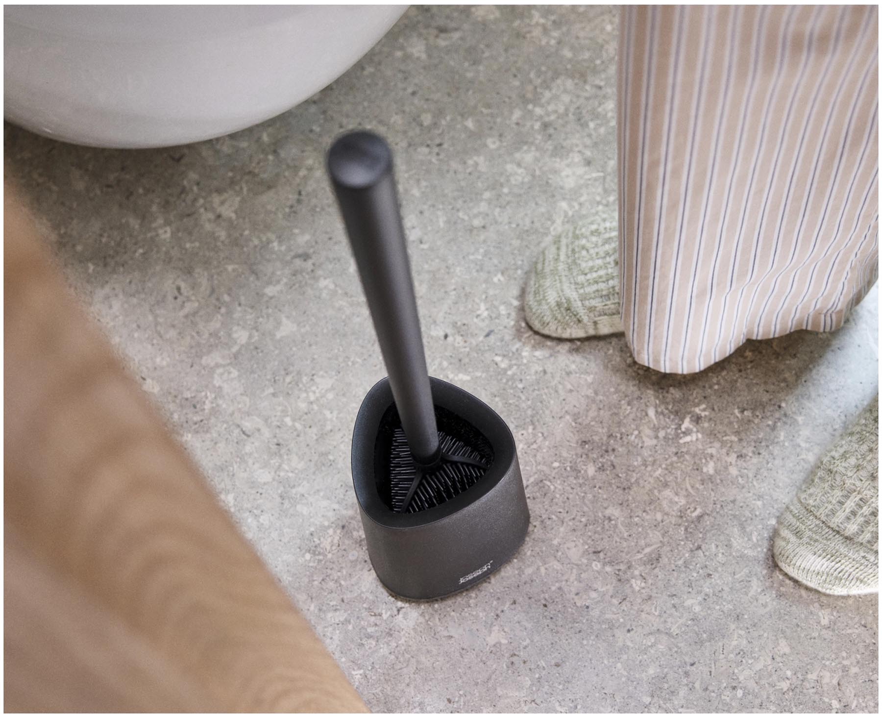 Elegante schwarze Toilettenbürste Flex 360 Lite von Joseph Joseph, ideal für gründliche Hygiene und stilvolle Badgestaltung.