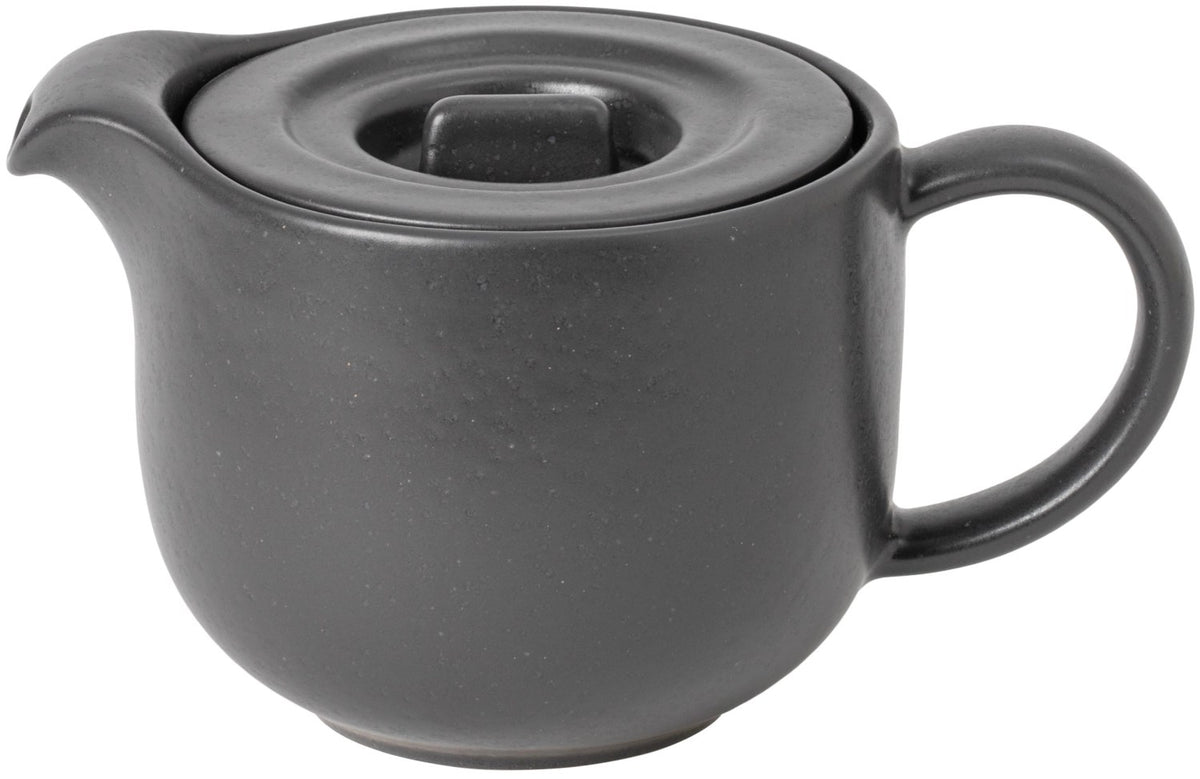 Schwarze Teekanne Pacifica 60cl seed grey von Costa Nova aus Steinzeug, klassische Kannenform mit Henkel, Ausguss und Deckel.