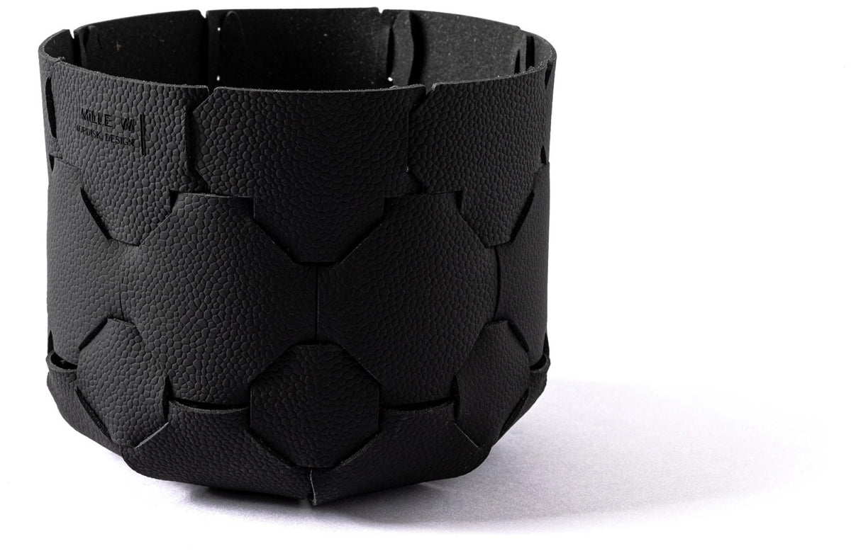 Schwarzer Teelichthalter in Korbform mit quadratischer Grundfläche, Masse 15 x 15 x 14 cm, Modell Copenhagen von MiLLE W NORDISK DESIGN.