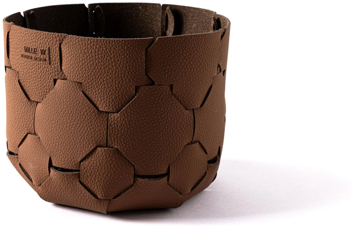 Brauner Korb Copenhagen als Teelichthalter, quadratische Form, Masse 15x15x14 cm, von MiLLE W NORDISK DESIGN.