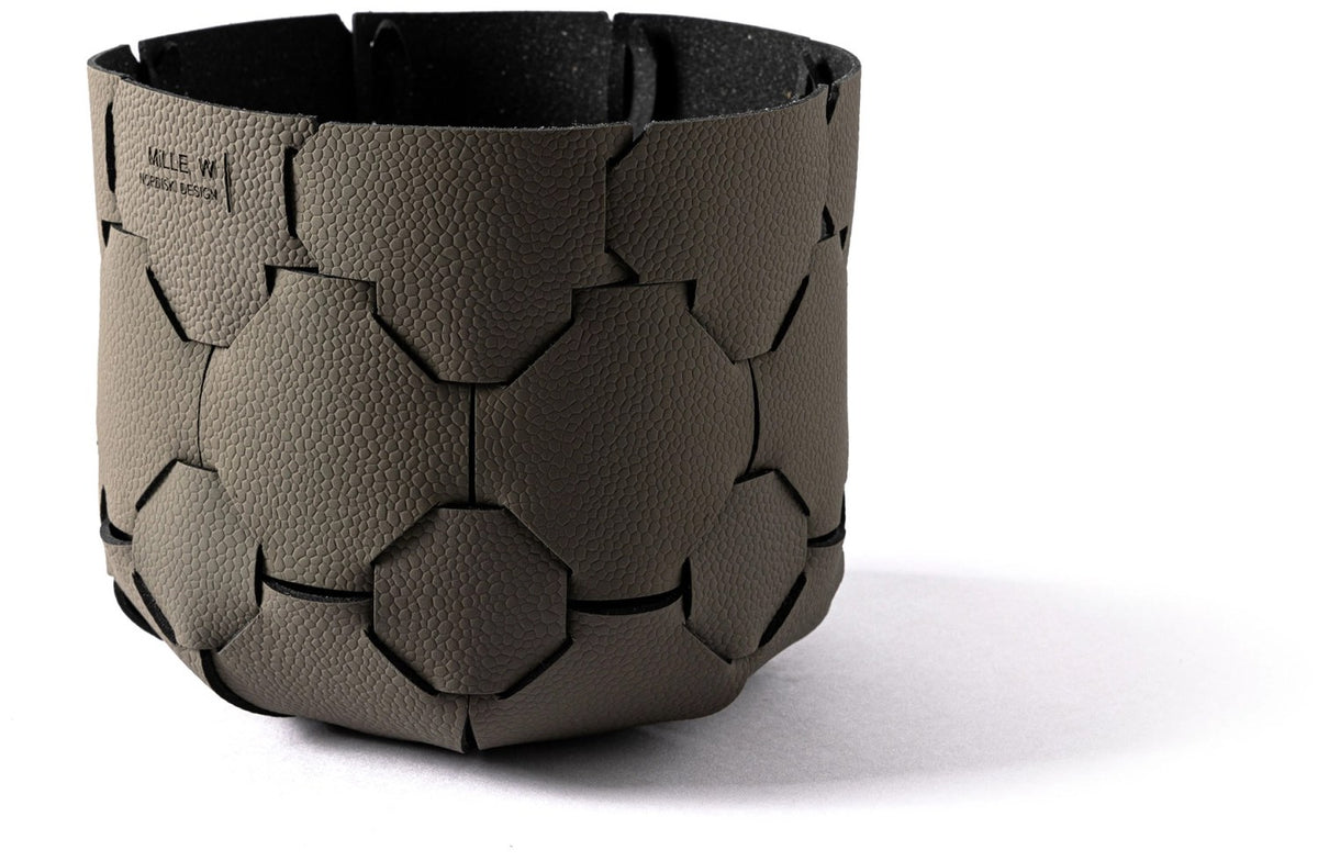 Grauer Korb Copenhagen als Teelichthalter von MiLLE W NORDISK DESIGN, Masse 15x15x14 cm, quadratische Form, für mehrere Teelichter geeignet.