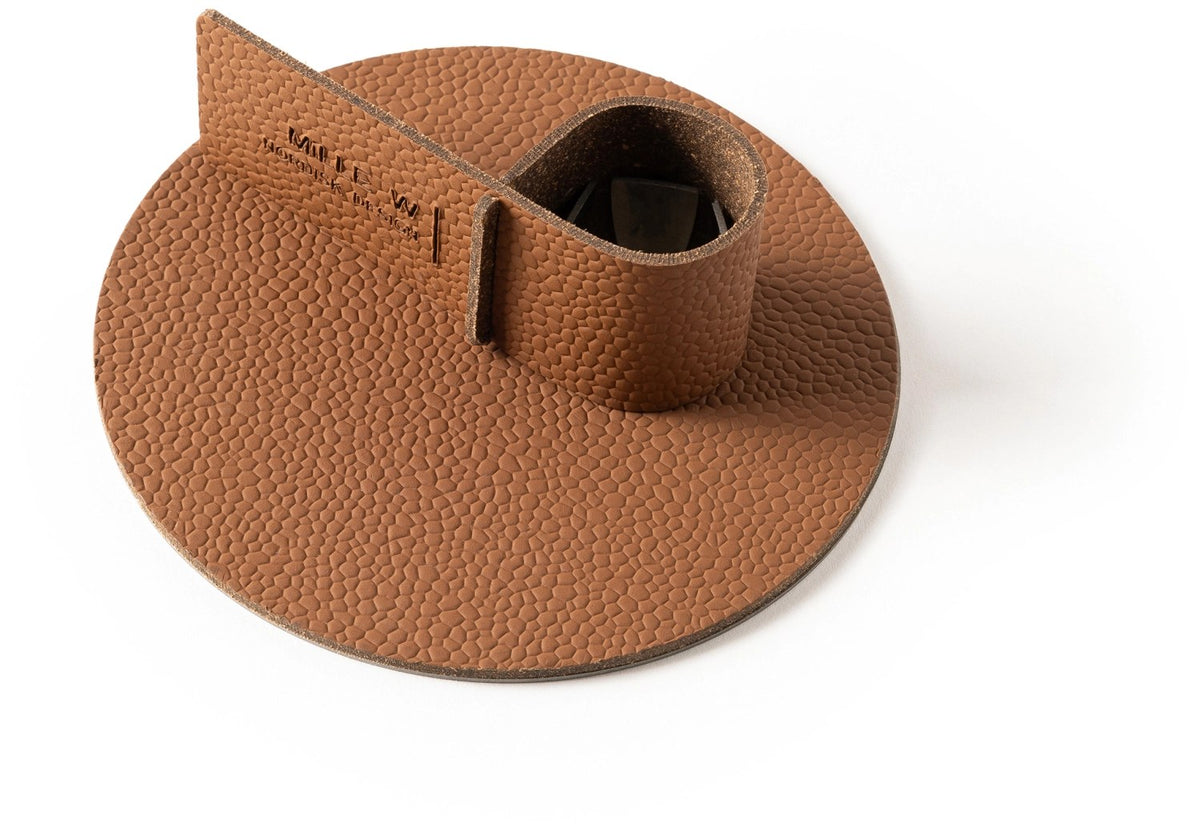 Runder Teelichthalter in cognacbraunem Farbton, quadratische Grundform mit abgerundeten Kanten, Masse 12 x 12 x 4 cm, von MiLLE W NORDISK DESIGN.