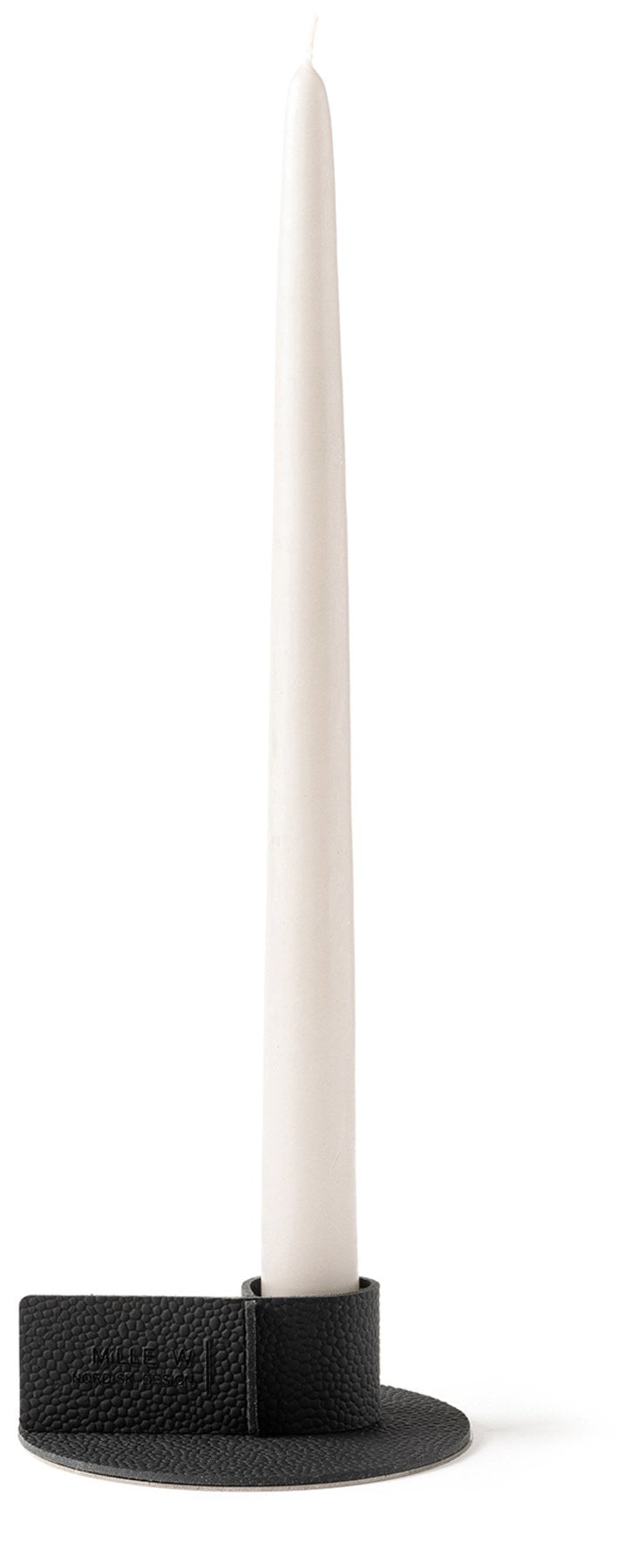 Schwarzer Teelichthalter in kompakter, quadratischer Form mit den Massen 10 x 10 x 4 cm von MiLLE W NORDISK DESIGN, in schwarzer Farbe.