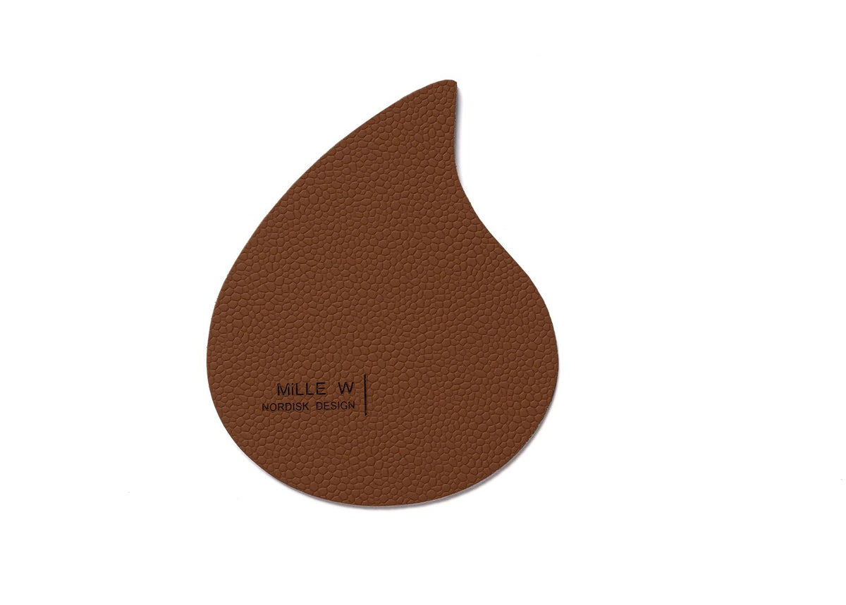 Brauner, tropfenförmiger Pfannenuntersatz aus der Serie Alchemy Churchill von MiLLE W NORDISK DESIGN, Masse 12 x 10 x 0.2 cm.