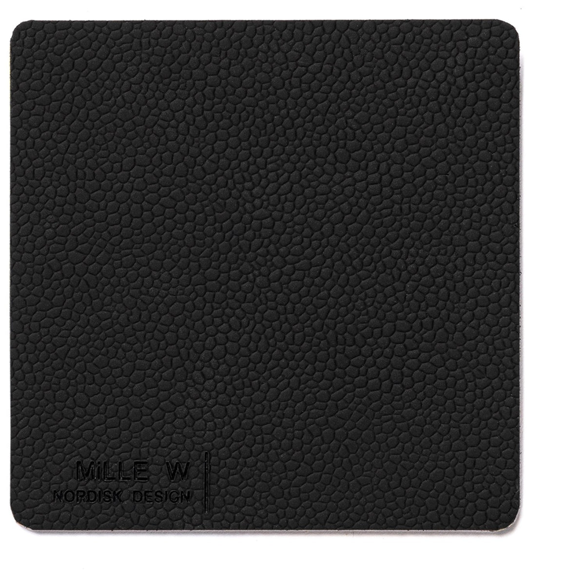Rechteckiger schwarzer Untersetzer, Grösse 10x10x0.2cm, als Pfannenuntersatz auf einer Tischfläche platziert, von MiLLE W NORDISK DESIGN.