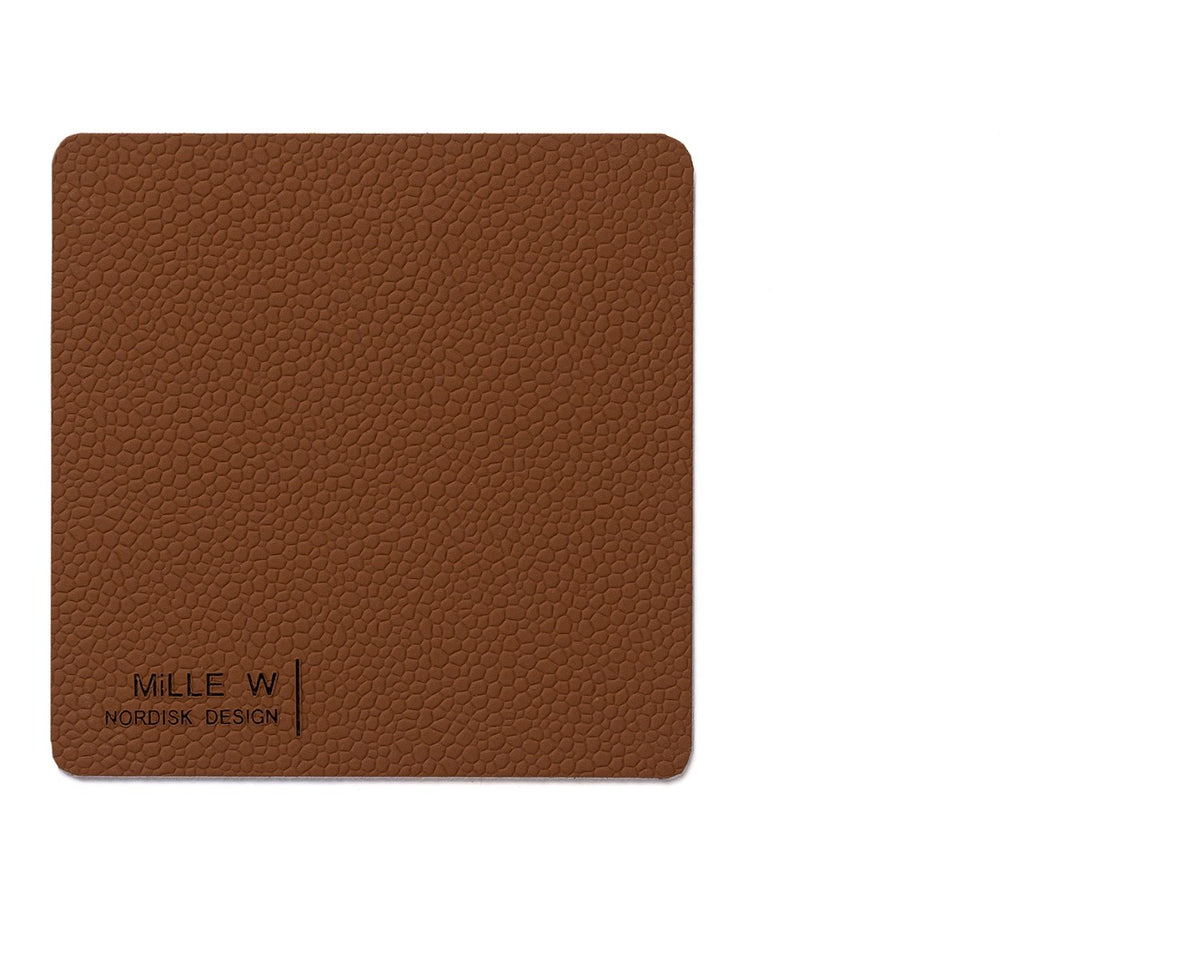 Rechteckiger Untersetzer in Braun/Cognac, flache Form, Masse 10x10x0.2 cm, Pfannenuntersatz von MiLLE W NORDISK DESIGN auf hellem Untergrund.