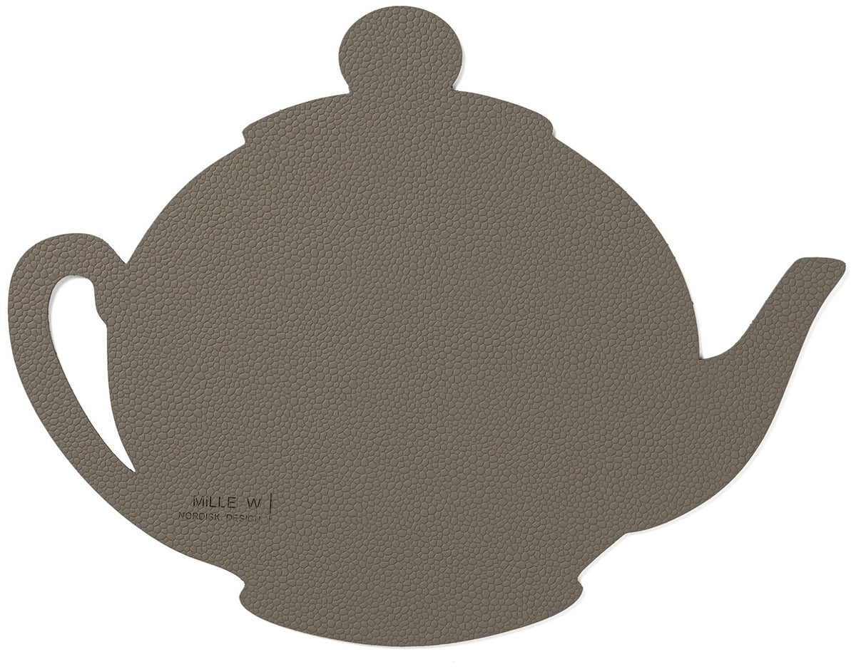 Grauer Topfuntersetzer in Teekannenform von MiLLE W NORDISK DESIGN, flache rechteckige Form, Masse 21 x 27 x 0.2 cm.