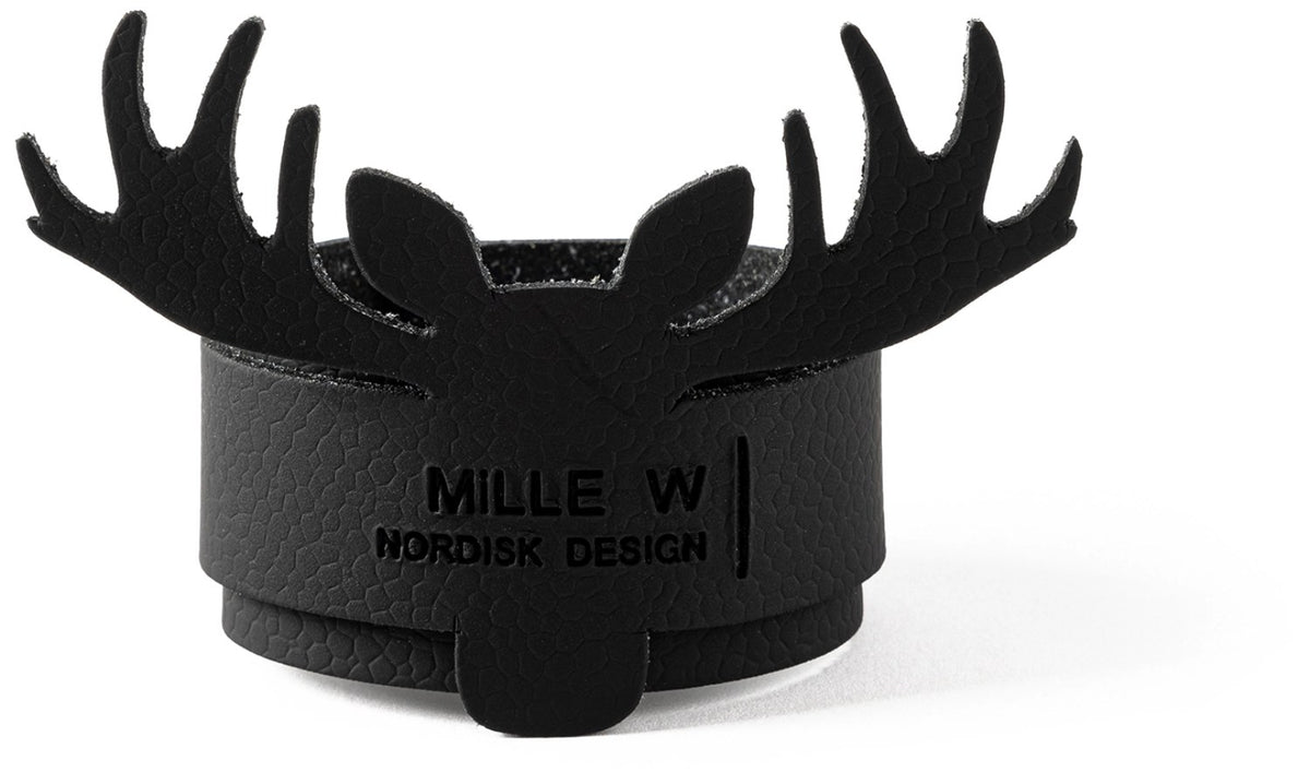 Serviettenring in Elchform, schwarz, Masse 6x6x6 cm, von MiLLE W NORDISK DESIGN, liegend auf einer Serviette dargestellt.