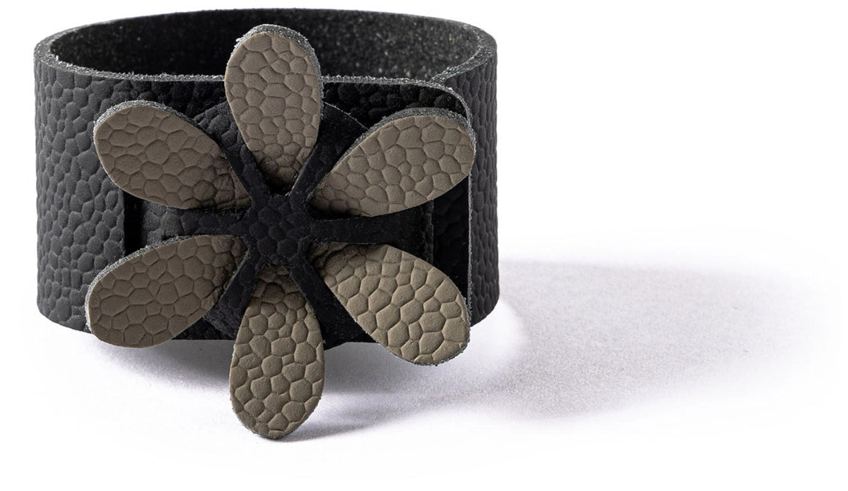 Schwarzer Serviettenring in Blütenform von MiLLE W NORDISK DESIGN, Masse 7x7x4 cm, für die Serviettengestaltung am Tisch.