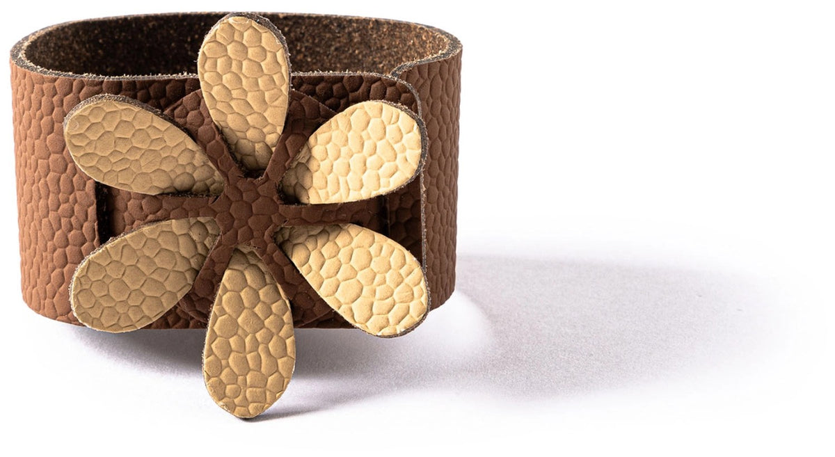 Serviettenring in Blumenform, Farbe Beige mit Cognac-Tönen, Grösse 7x7x4cm, aus der Serie Alchemy Churchill von MiLLE W NORDISK DESIGN.