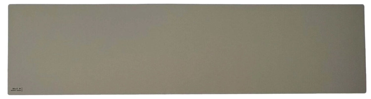 Grauer Tischläufer aus der Alchemy Churchill Serie von MiLLE W NORDISK DESIGN, schmal und flach, Länge 100 cm, Breite 25 cm.
