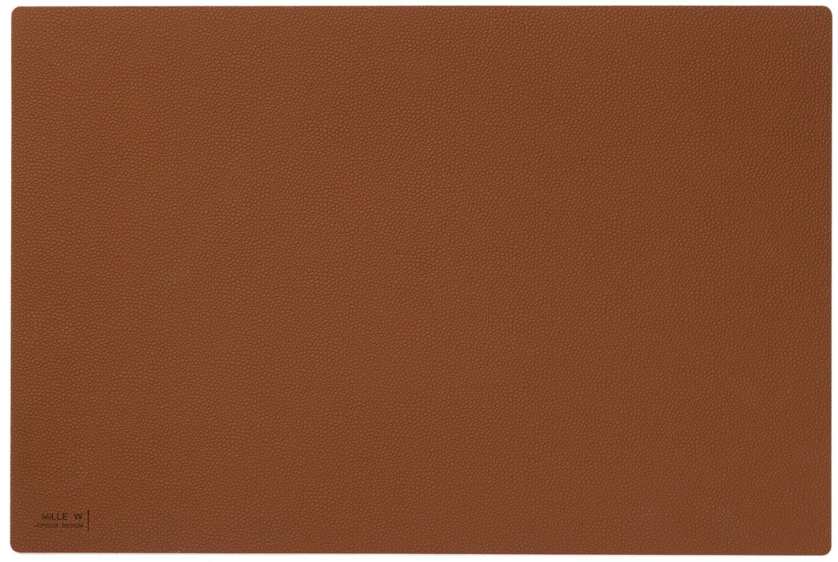 Rechteckiges Tischset in Cognac aus recyceltem Leder, Grösse 45x30cm, flach und glatt, von MiLLE W NORDISK DESIGN.
