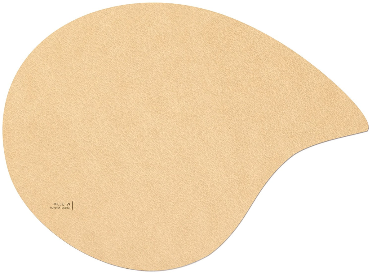 Tischset in Tropfenform aus recyceltem Leder in Beige, Grösse 44 x 35 cm, flache Form, Hersteller MiLLE W NORDISK DESIGN.