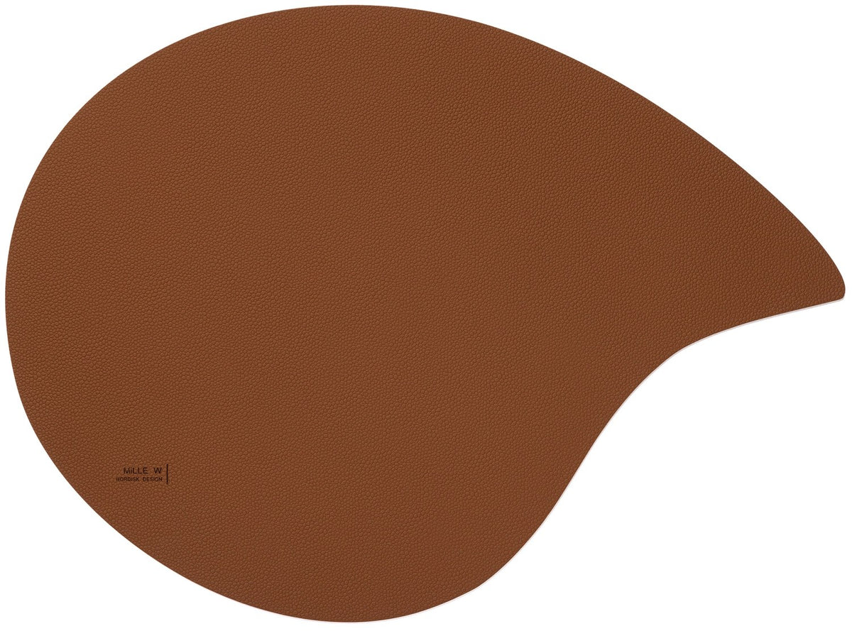 Tischset in Tropfenform aus recyceltem Leder, Farbe Cognac, Grösse 44 x 35 cm, auf hellem Untergrund von MiLLE W NORDISK DESIGN.