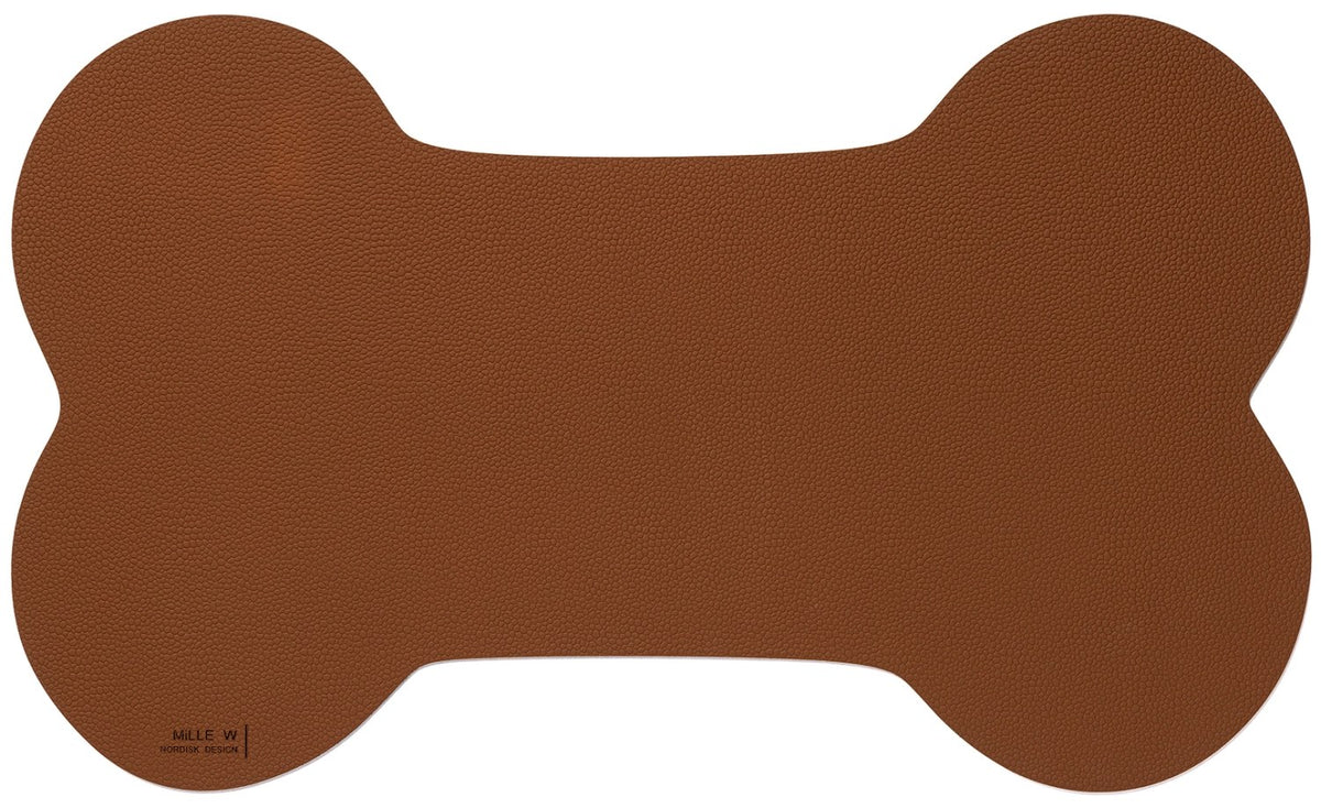 Flache Napfunterlage für Hunde in Braun (Cognac), Grösse 45x27cm, dünnes Material, rechteckige Form, auf hellem Untergrund liegend fotografiert.