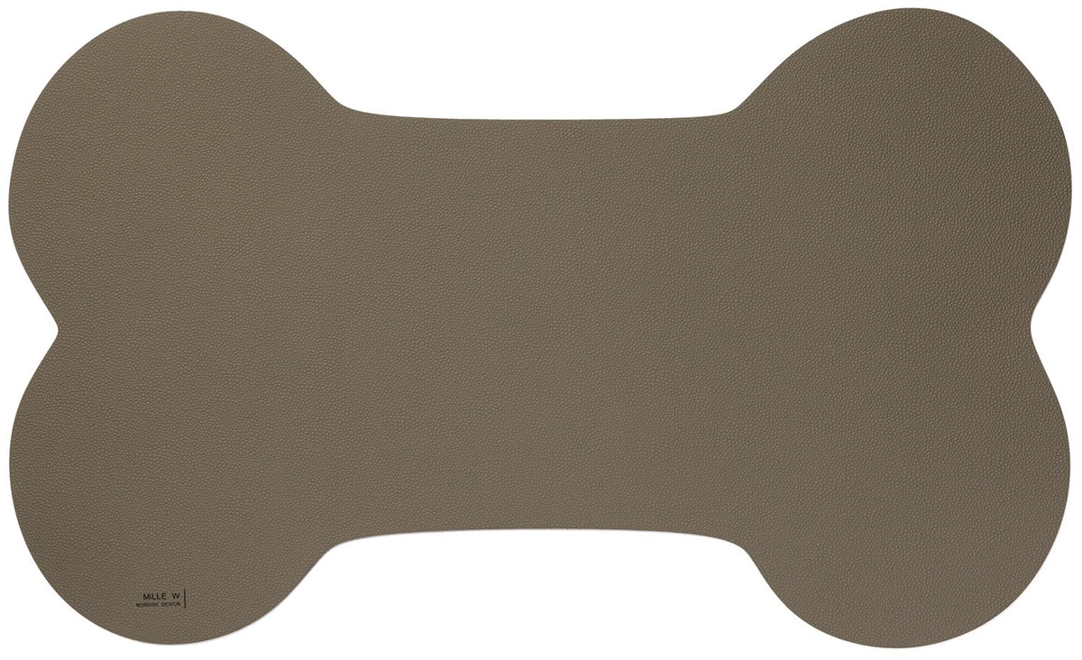 Graue Napfunterlage für Hunde in der Grösse 65x39cm, flache Bodenmatte mit dezenter Oberfläche, positioniert unter Futter- und Wassernäpfen.