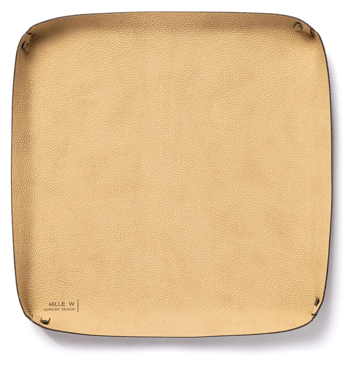 Quadratisches Tablett in Beige mit flachem Rand, Masse 25x25x2cm, Hersteller MiLLE W NORDISK DESIGN, freigestellt fotografiert