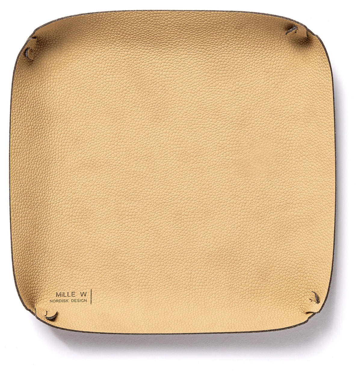 Beiges Tablett Stockholm Medium von MiLLE W NORDISK DESIGN, quadratische Form, Masse 20 x 20 x 2 cm, auf hellem Hintergrund fotografiert.