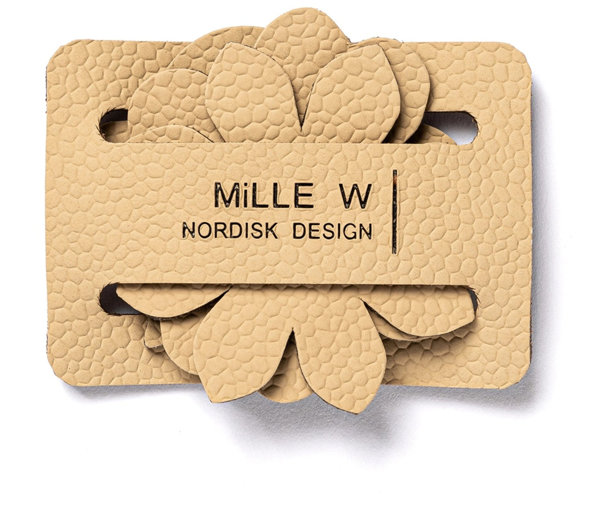 Flacher, quadratischer Gläser Marker in Beige, Grösse 6 x 6 x 0.2 cm, aus der Alchemy Churchill Serie von MiLLE W NORDISK DESIGN.