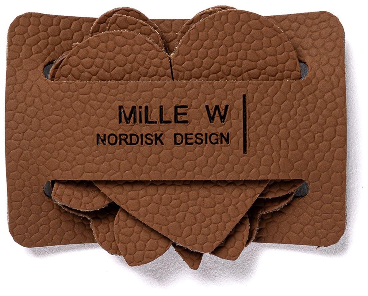 Braune, flache Gläser Marker Nordisk cognac aus der Alchemy Churchill Serie von MiLLE W NORDISK DESIGN, quadratische Form 6x6cm.