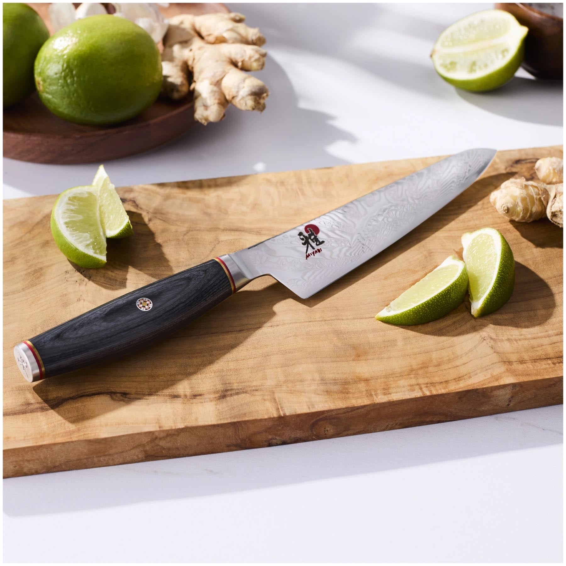 Elegantes Miyabi Küchenmesser Tenmei Shotoh 13cm in Schwarz, ideal für präzises Schneiden und Zubereiten in der modernen Küche.