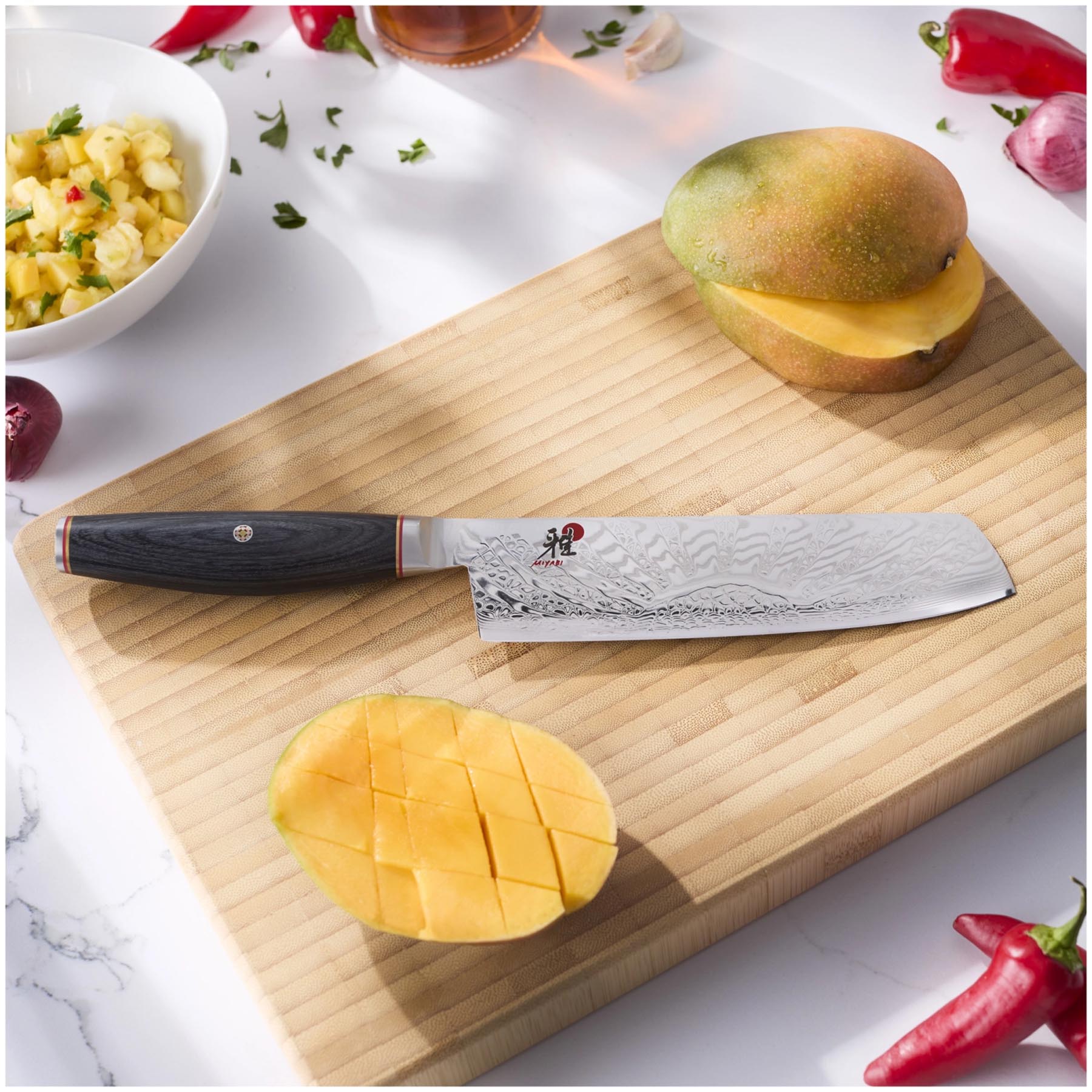 Elegantes Tenmei Nakiri Küchenmesser von Miyabi, 17 cm, mit schwarzem Griff und scharfer Klinge, ideal für präzises Schneiden von Gemüse.