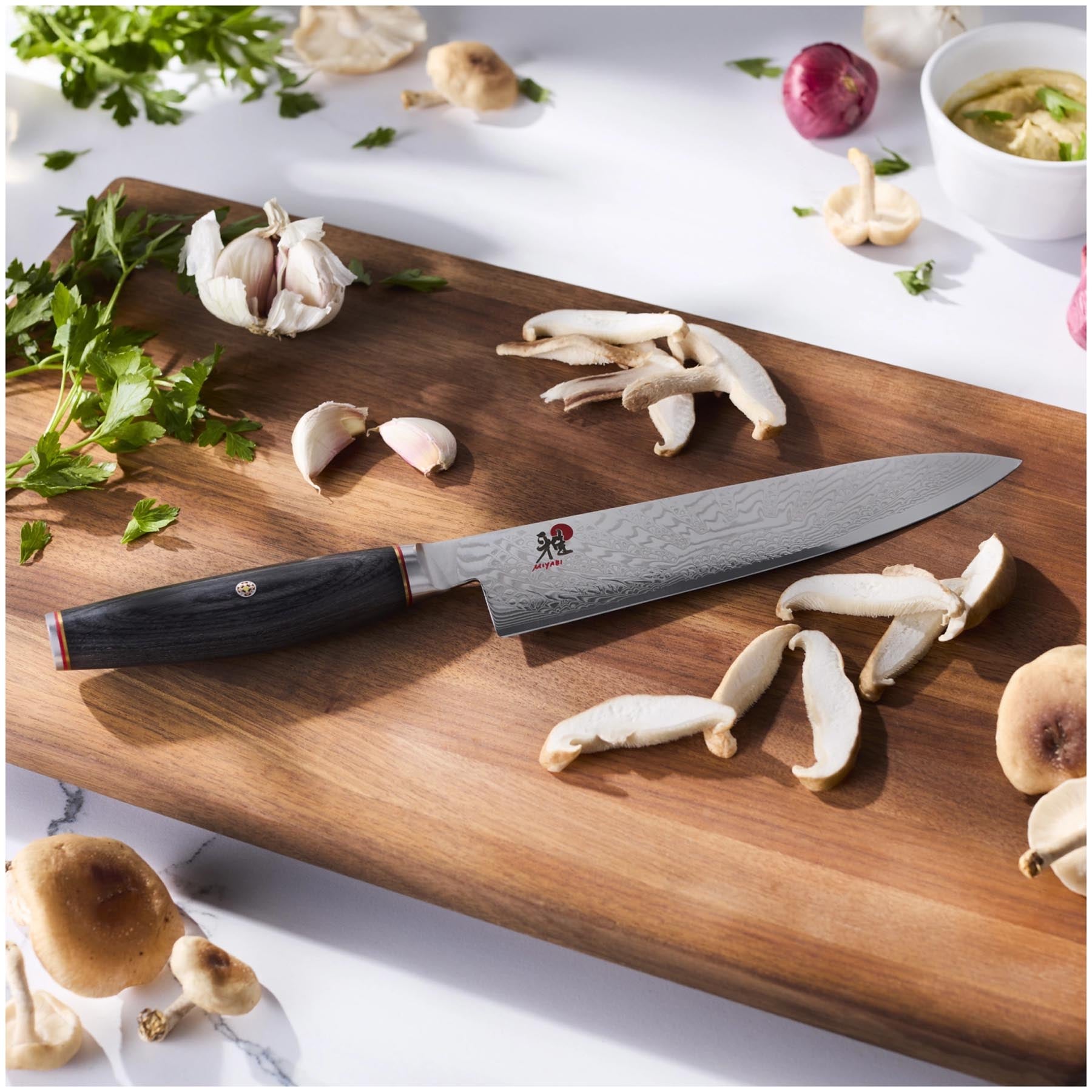 Hochwertiges 20 cm Gyutoh Küchenmesser von Miyabi, perfekt für präzise Schneidarbeiten, mit elegantem Design in Schwarz.