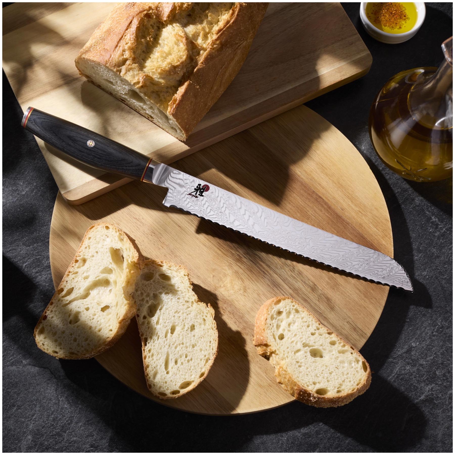 Hochwertiges Tenmei Brotmesser mit 23 cm Klinge, perfekt für sauberes Schneiden von frischem Brot und Gebäck, in edlem Design.