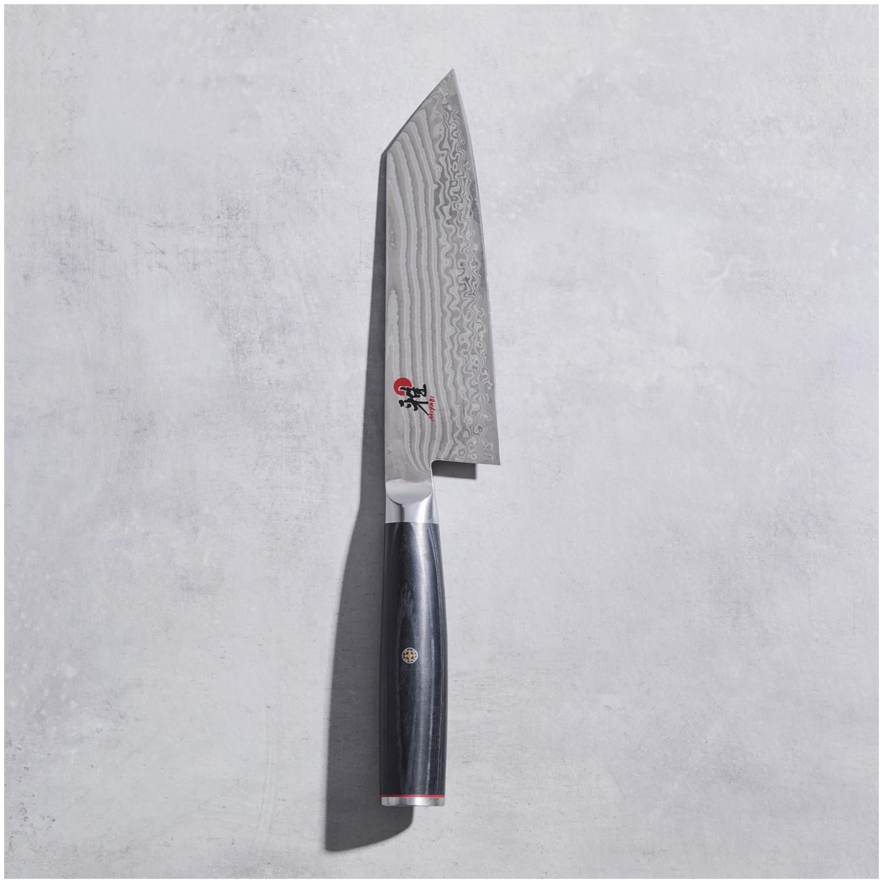 Elegantes 17 cm Bunka-Messer von Miyabi, ideal für präzises Schneiden in der modernen Küche. Hochwertige Verarbeitung und stilvolles Design.