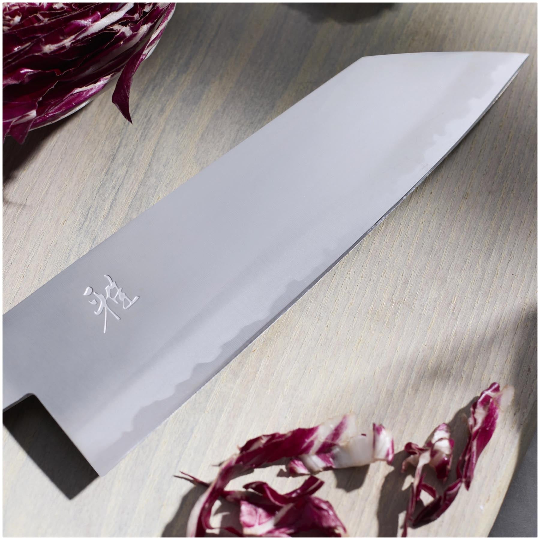 Elegantes Miyabi Bunka Küchenmesser Koya 4000 FC V2 mit 17 cm Klinge, ideal für präzises Schneiden und anspruchsvolles Kochen.