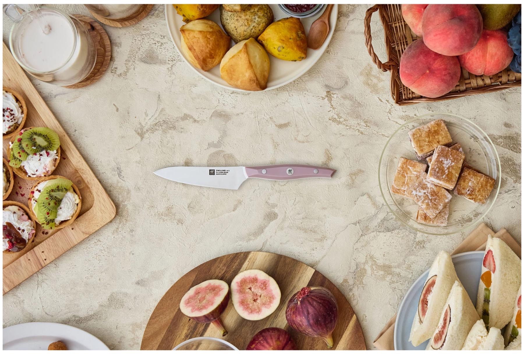 Elegantes Fit II Spick- und Garniermesser von Zwilling in leuchtendem Rot, ideal für präzises Schneiden und Garnieren in der Küche.