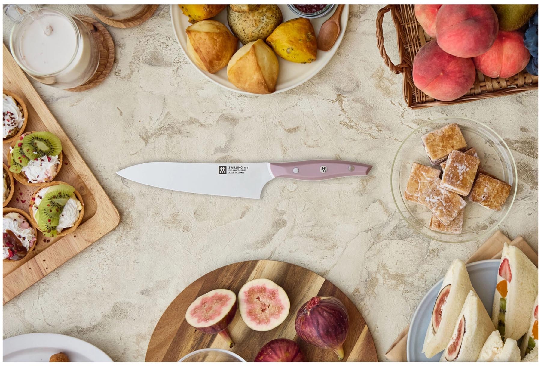 Elegantes Zwilling Fit II Kochmesser mit 18 cm Klinge, ideal für präzises Schneiden, in ansprechendem Rot für moderne Küchen.