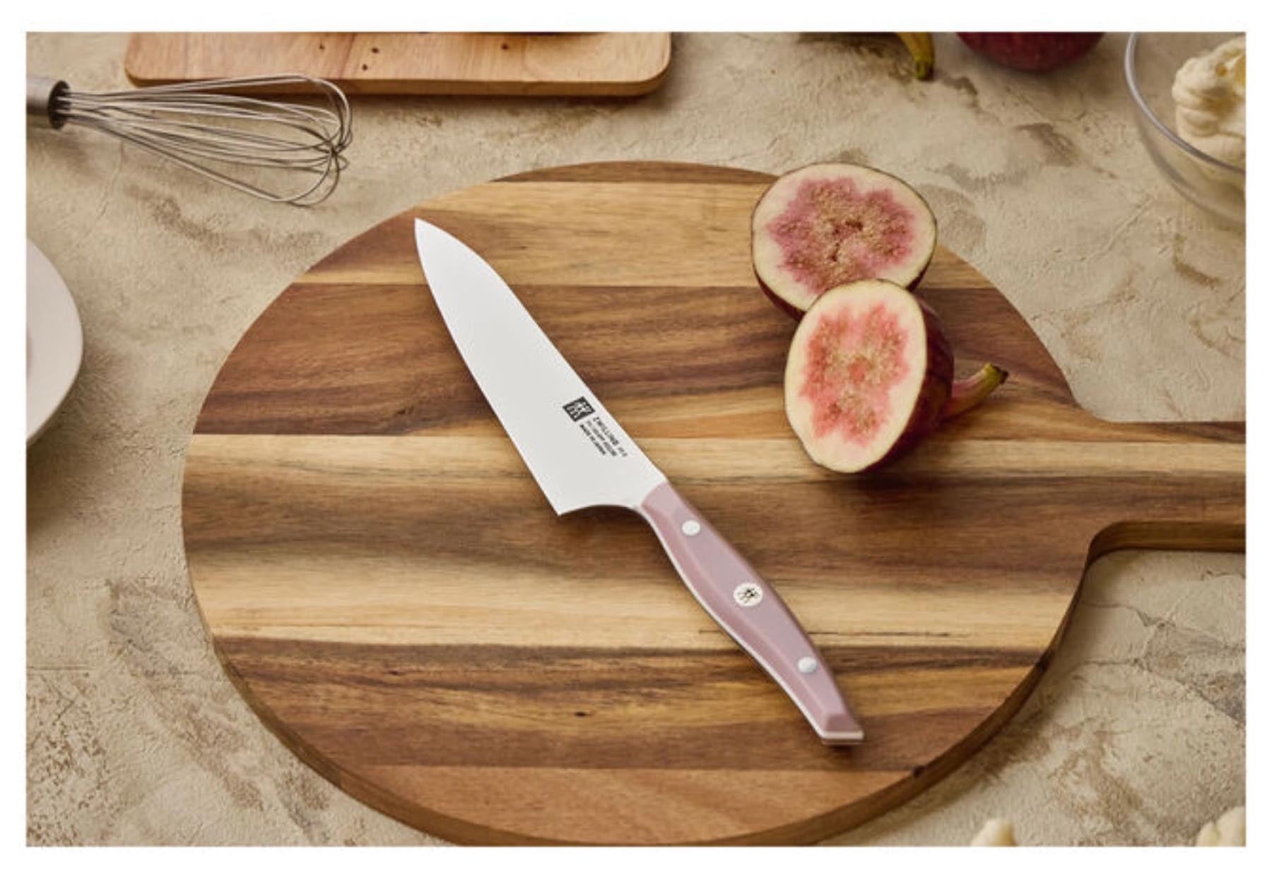 Kompaktes 15 cm Kochmesser Fit II von Zwilling in strahlendem Rot, perfekt für präzise Schneidarbeiten und stilvolles Kochen.