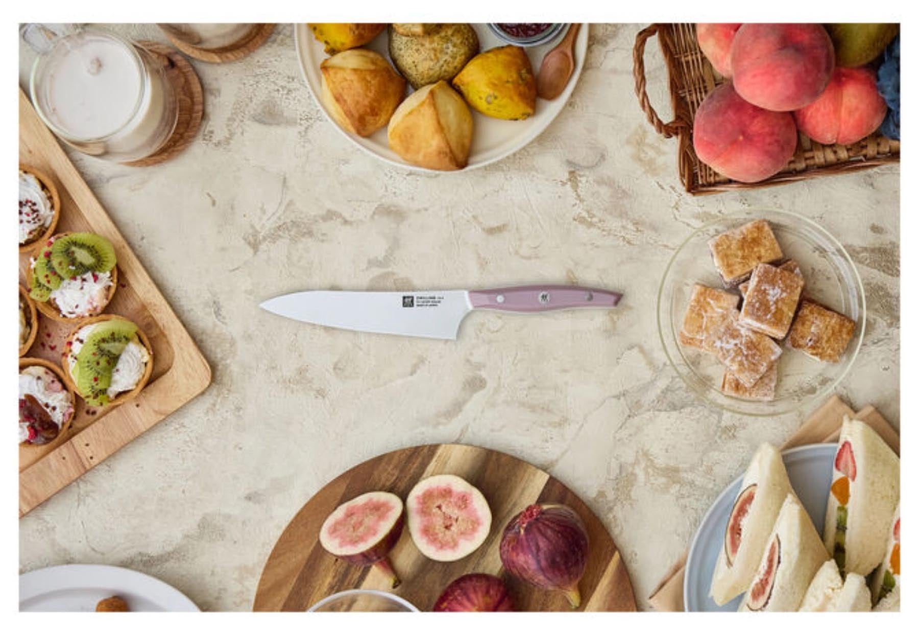 Kompaktes 15 cm Kochmesser Fit II von Zwilling in leuchtendem Rot, ideal für präzise Schnitte und modernes Küchendesign.