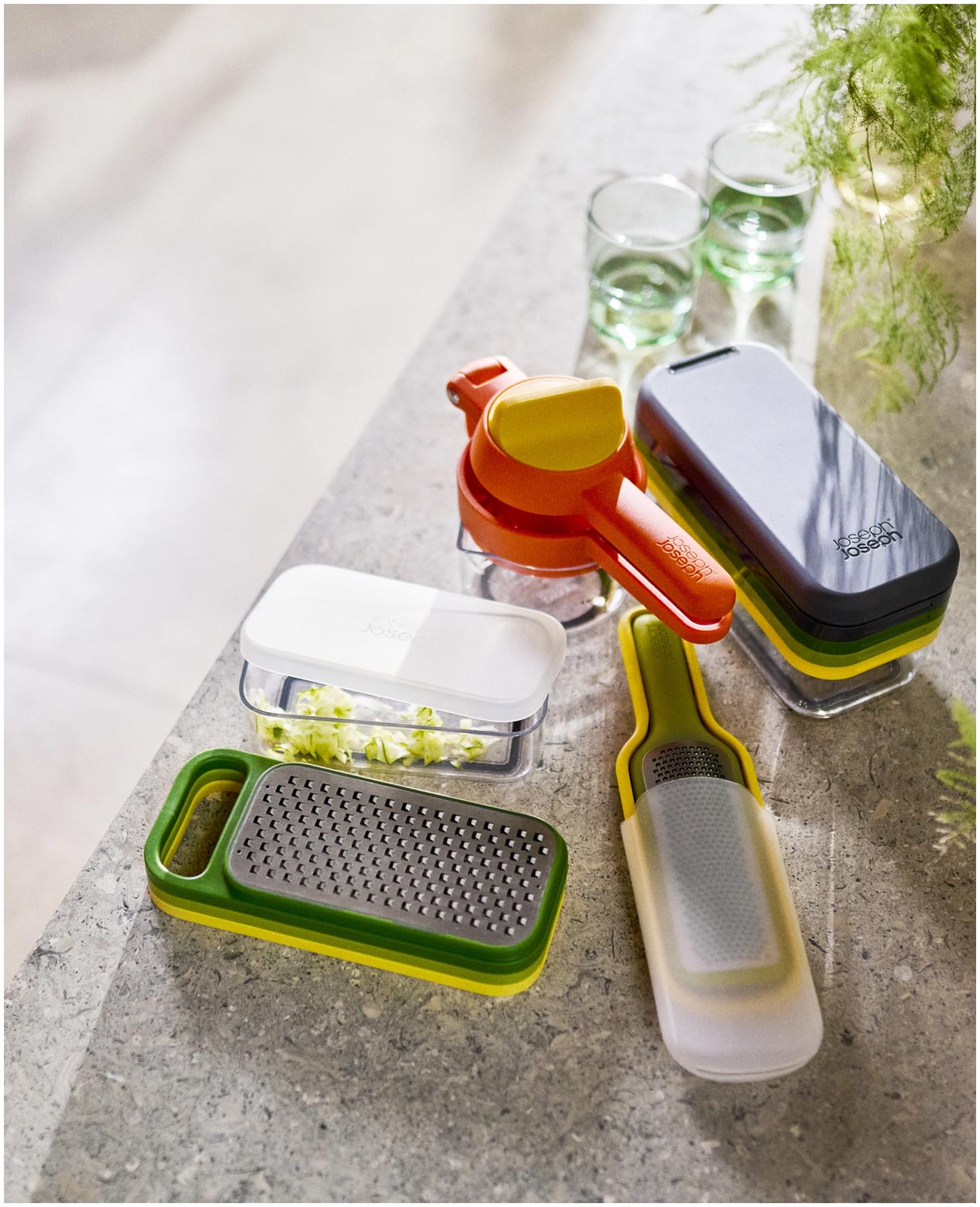 Vielseitiges 3-in-1 Reibenset von Joseph Joseph in bunten Farben, ideal zum Reiben, Raffeln und Aufbewahren von Lebensmitteln.