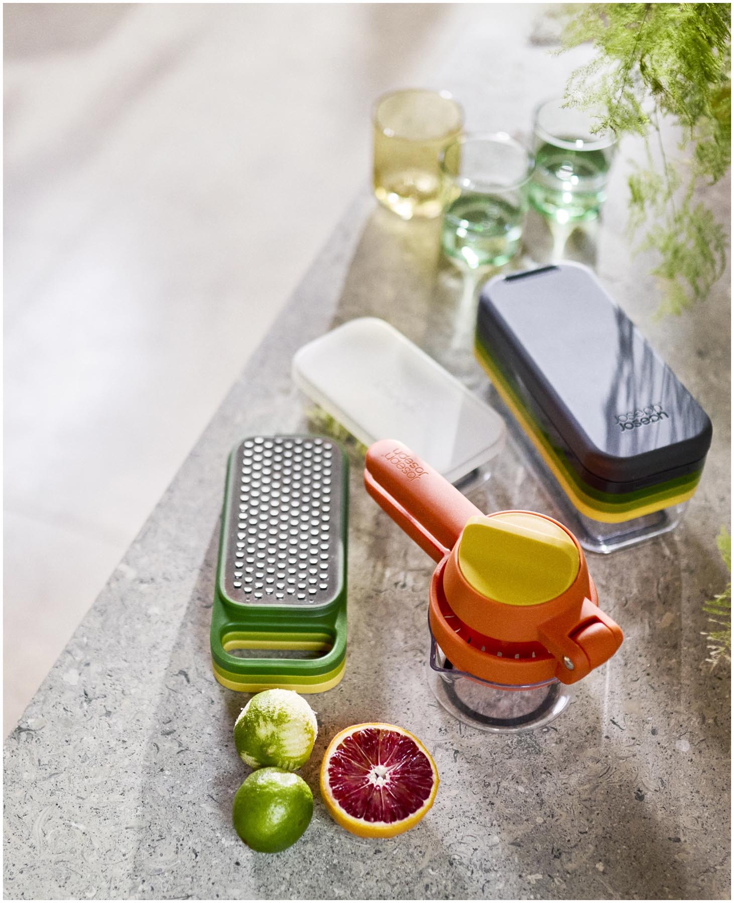 Praktisches 3-in-1 Reibenset von Joseph Joseph in lebhaften Farben, perfekt zum Reiben, Raffeln und sicheren Lagern von Zutaten.