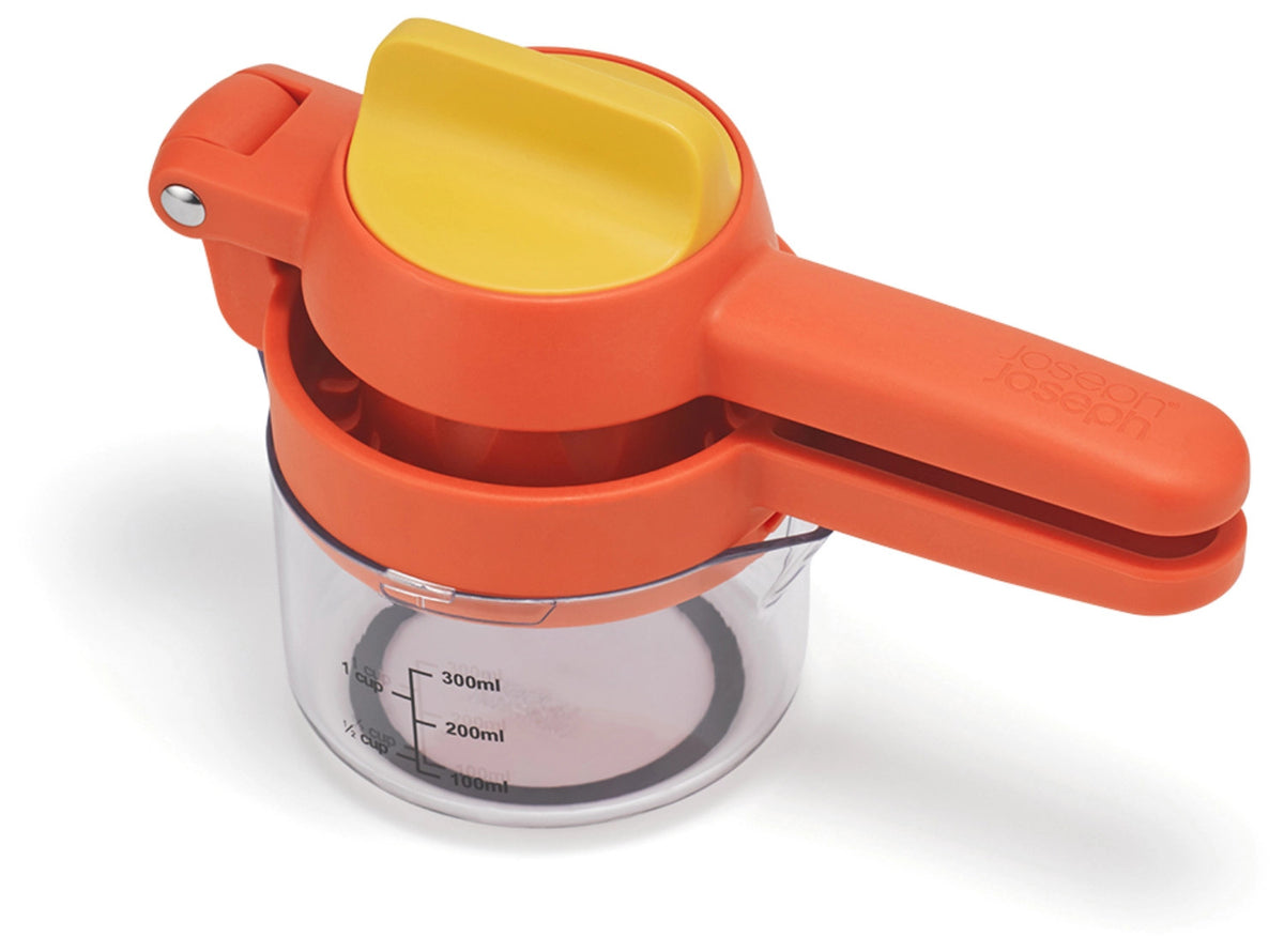 JuiceMax Plus Citrus Presse orange in Orange präsentiert im Onlineshop von KAQTU Design AG. Zitronenpresse ist von Joseph Joseph