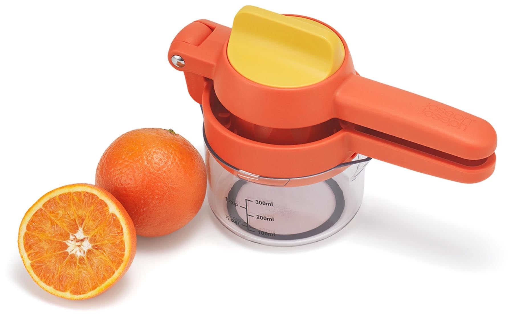Die JuiceMax Plus Citrus Presse in strahlendem Orange von Joseph Joseph, perfekt für frischen Zitrussaft mit minimalem Aufwand.