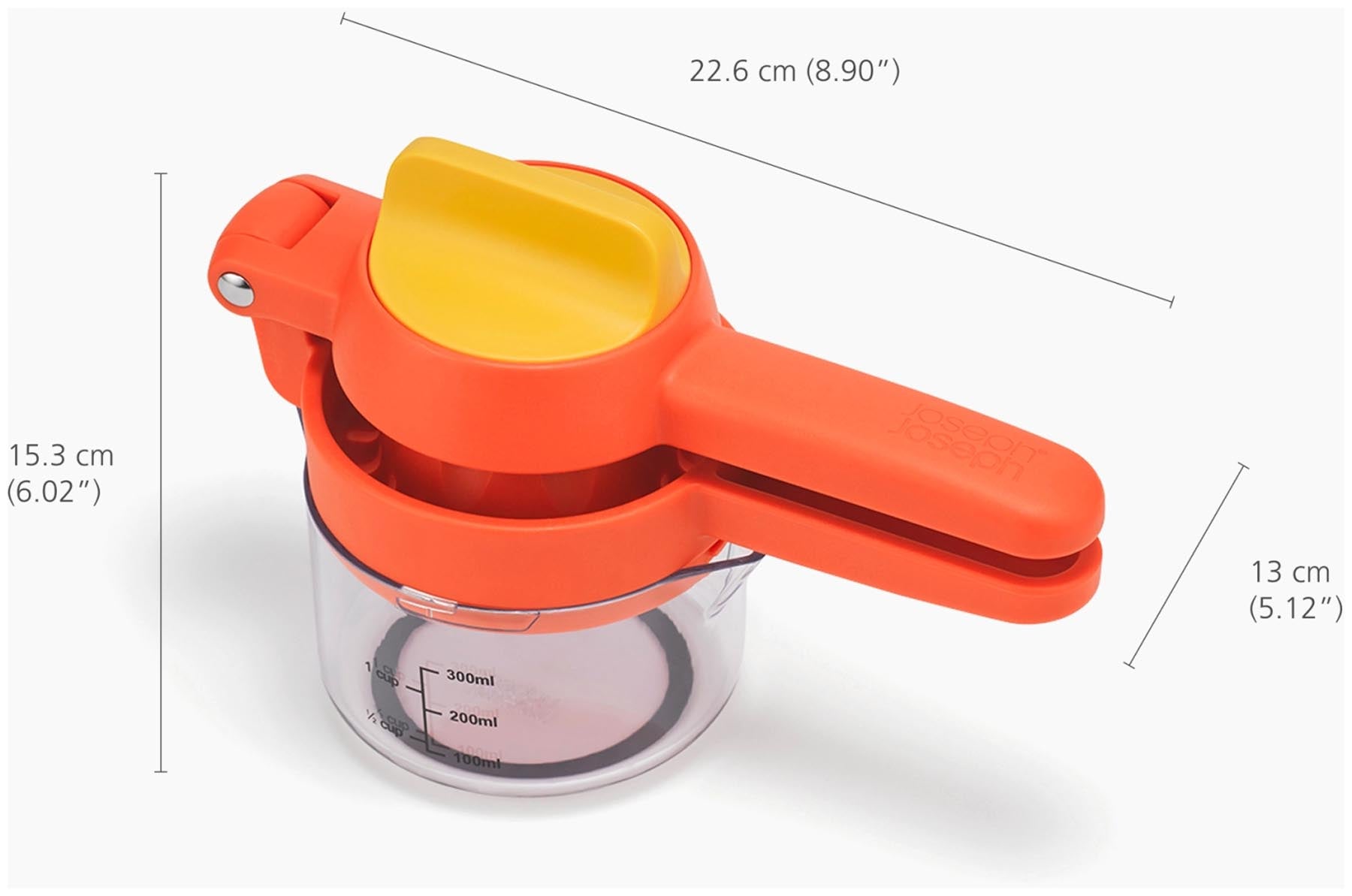 Die JuiceMax Plus Citrus Presse in strahlendem Orange von Joseph Joseph, perfekt für frischen Zitrussaft mit minimalem Aufwand.