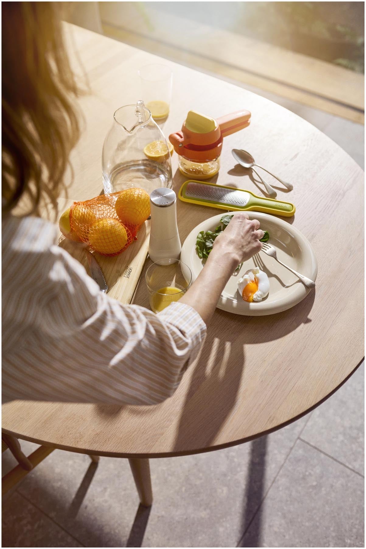 Die JuiceMax Plus Citrus Presse in leuchtendem Orange von Joseph Joseph, ideal für frischen Zitrussaft mit minimalem Aufwand.