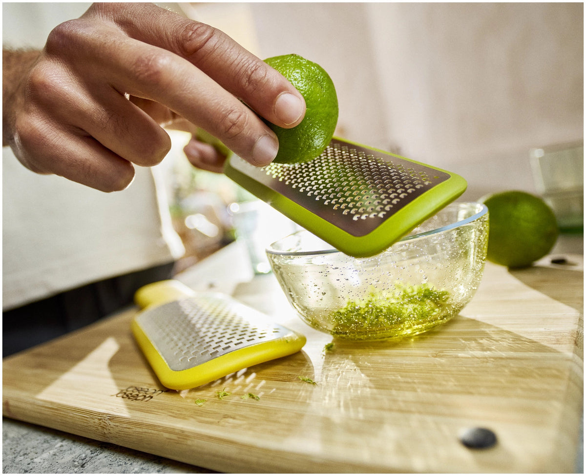2er Set Nest Grate & Zest grün gelb in Gelb präsentiert im Onlineshop von KAQTU Design AG. Reiben + Raffeln ist von Joseph Joseph