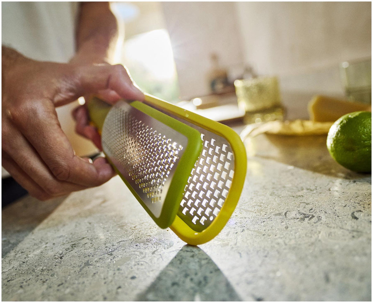 2er Set Nest Grate & Zest grün gelb in Gelb präsentiert im Onlineshop von KAQTU Design AG. Reiben + Raffeln ist von Joseph Joseph