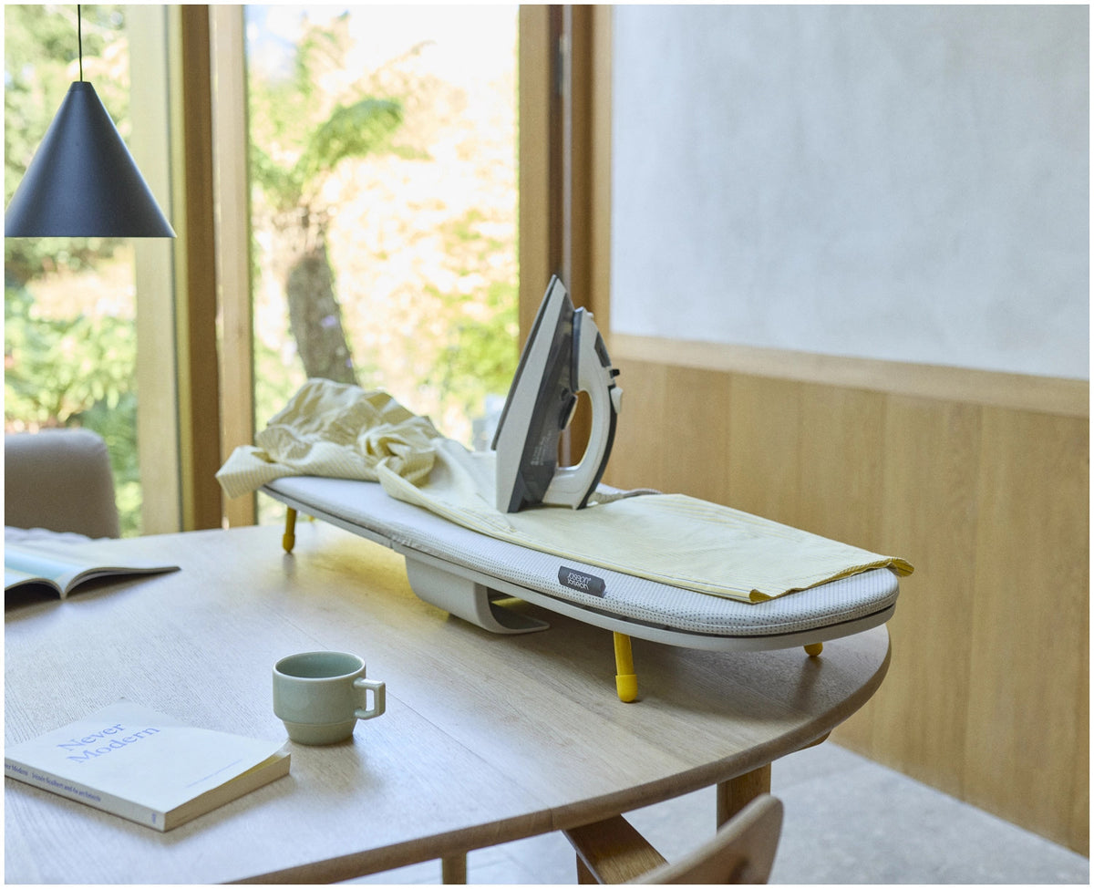 Pocket Max Bügelbrett ecru in Beige präsentiert im Onlineshop von KAQTU Design AG. Schneidbrett ist von Joseph Joseph