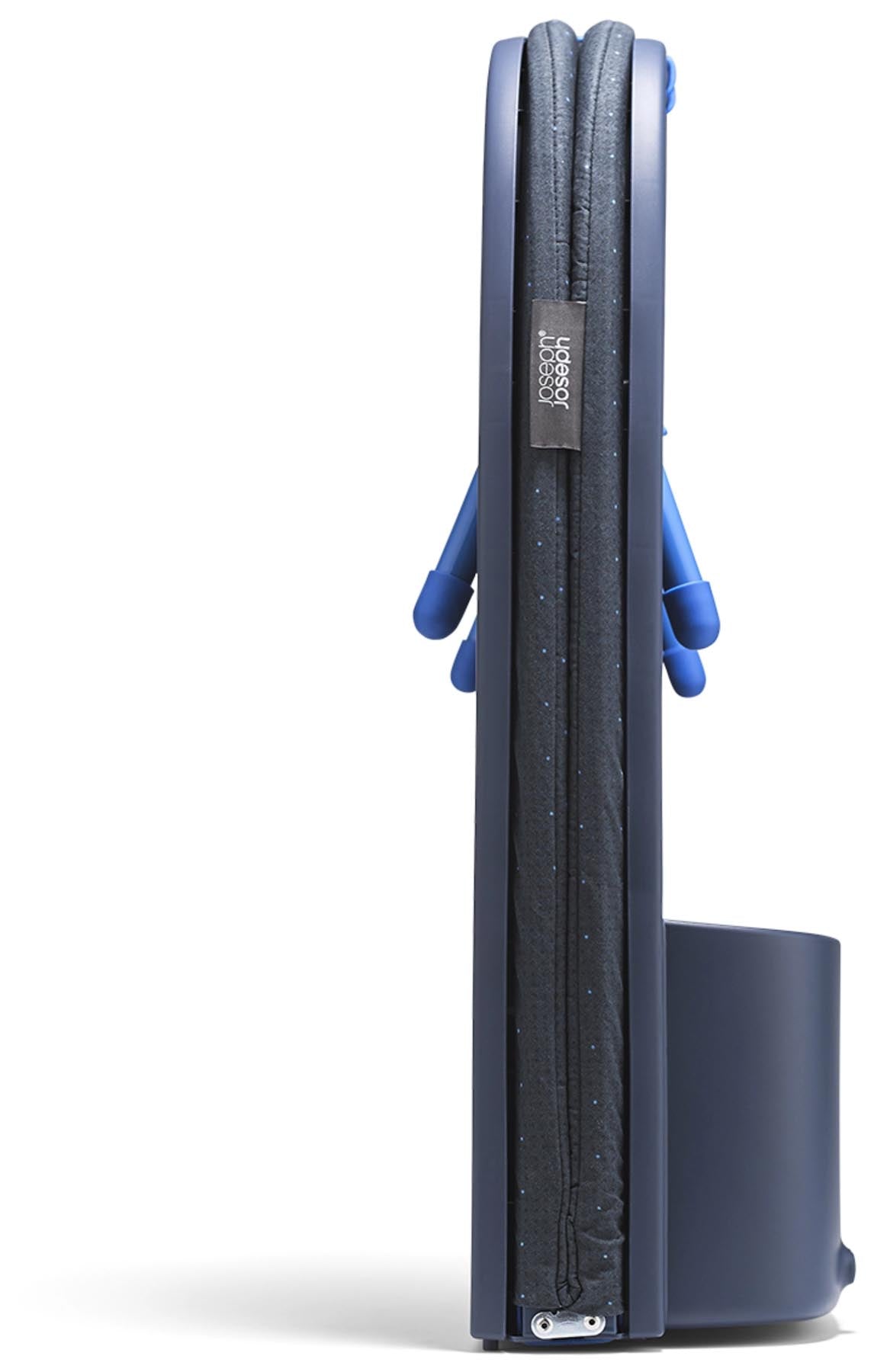Praktisches und stilvolles Bügelbrett in Schwarz und Blau, perfekt für platzsparendes Bügeln, designed von Joseph Joseph.