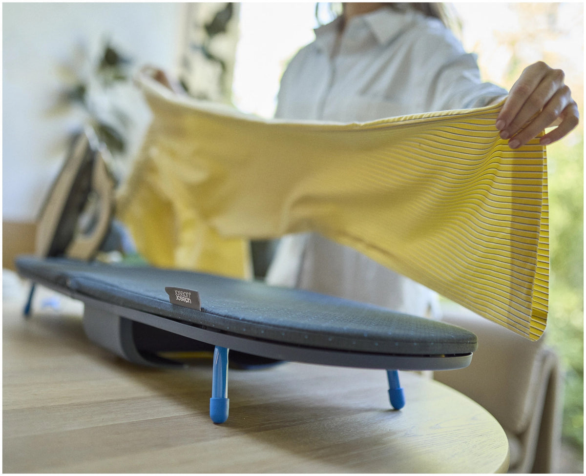 Pocket Max Plus Bügelbrett schwarz blau in Blau präsentiert im Onlineshop von KAQTU Design AG. Schneidbrett ist von Joseph Joseph